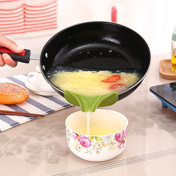 Kitchen Creative Anti-spill Funnel Silicone Slip On Pour Soup Spout Funnel for Pots Pans and Bowls and Jars Kitchen Gadget Tool